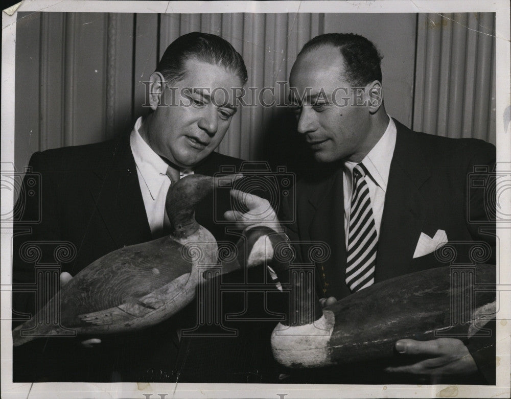 1952 Press Photo Bill Davidson &amp; Joe Barry &amp;  carved antique  ducks - Historic Images