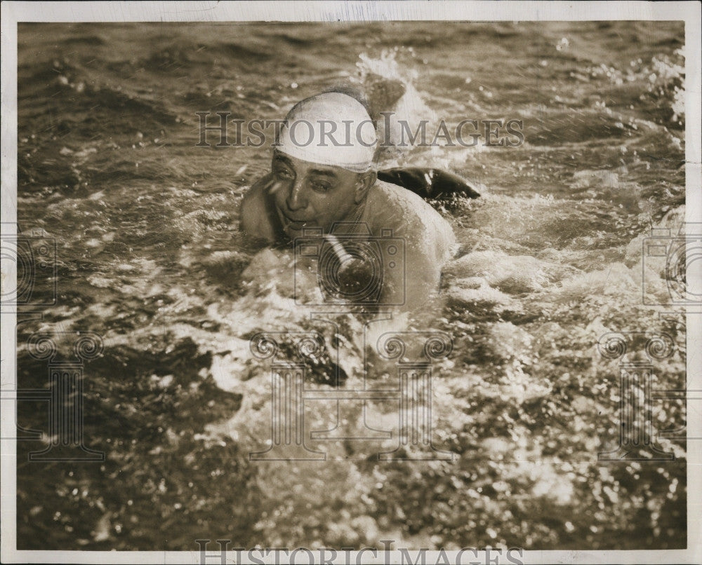 1957 Press Photo Frank Curto swimming in January cold waters - Historic Images