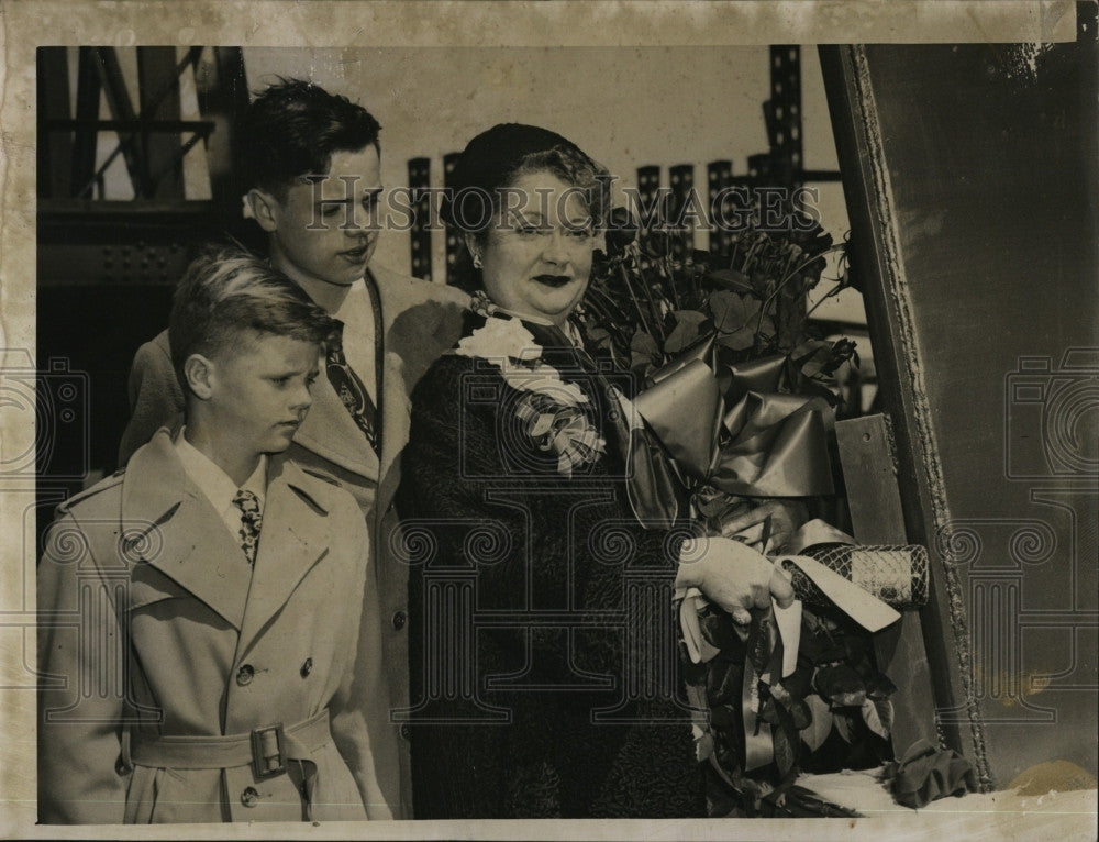 1956 Press Photo Patrick Davis, George Davis, Mrs. George Davis - Historic Images