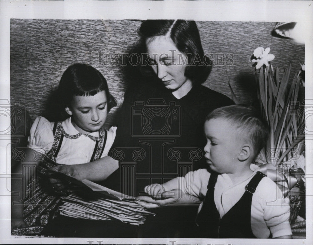 1952 Press Photo Mrs George Davis Jr &amp; kids after husband killed in Korea - Historic Images