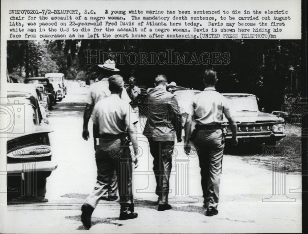 1959 Press Photo Marine  Fred Davis, hide his face,sentenced to death for Rape - Historic Images