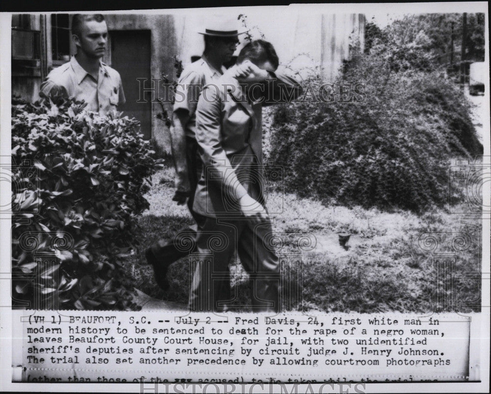 1959 Press Photo Fred Davis, sentenced to death for rape, hide his face . - Historic Images