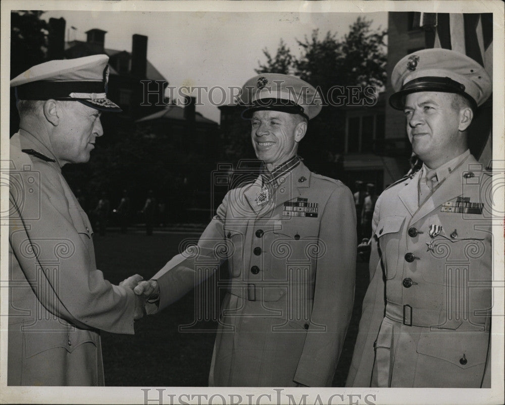 1946 Press Photo Officer Thomas L.Curtis awarded a Army Silver Star of gallantry - Historic Images