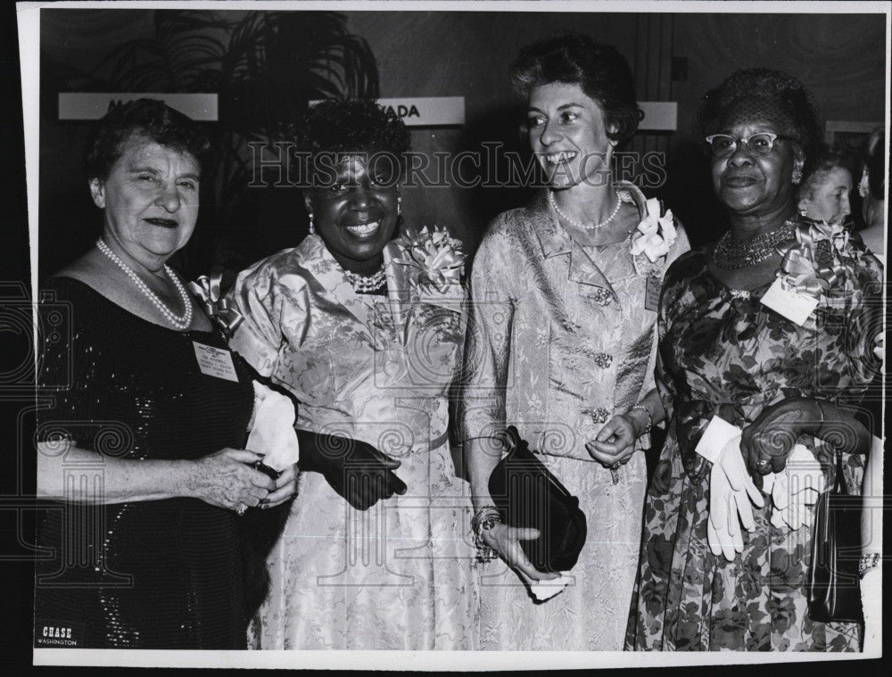 1961 Press Photo Local Women Support Sen Laurence Curtis - Historic Images