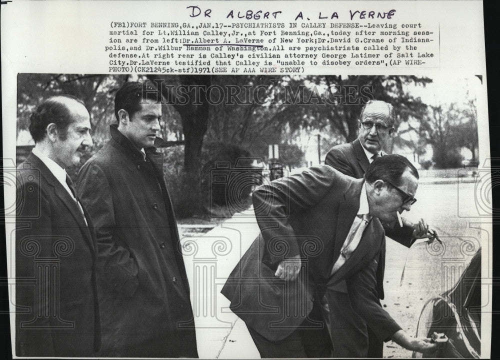 1971 Press Photo Dr Albert A LaVerne Leaves Court After Testifying In Court - Historic Images