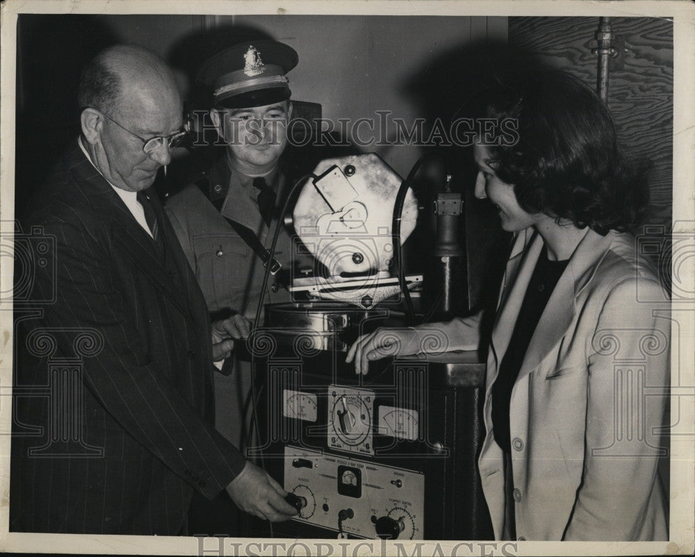 1949 Press Photo John Stokes, Lt. Arthur O&#39;Leary, Miss Marilyn Bellini - Historic Images