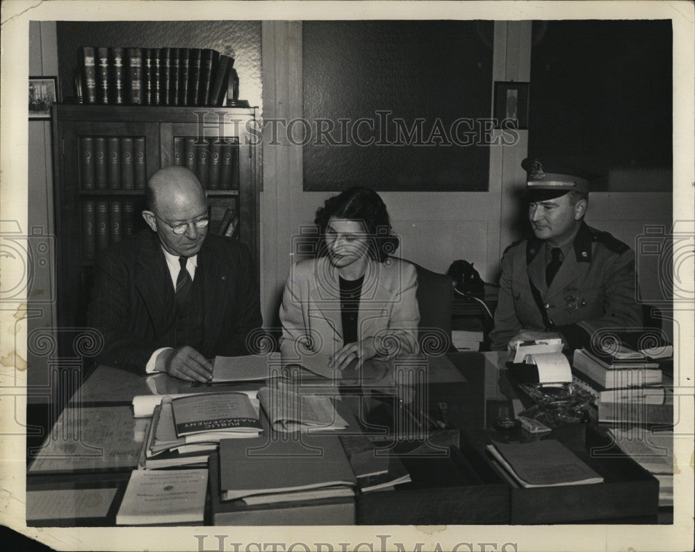 1949 Press Photo Marilyn Bellini of Somerville High School, Comr. John Stokes - Historic Images