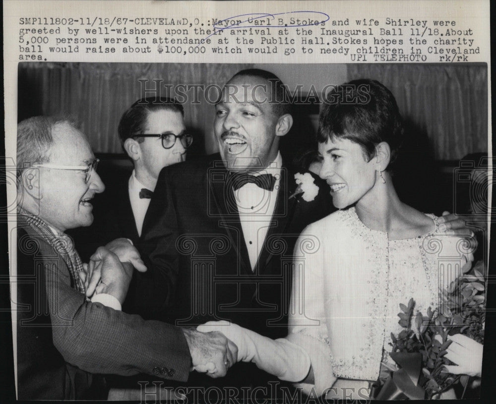 1967 Press Photo Cleveland  Mayor  Carl Stokes &amp; wife Shirley - Historic Images