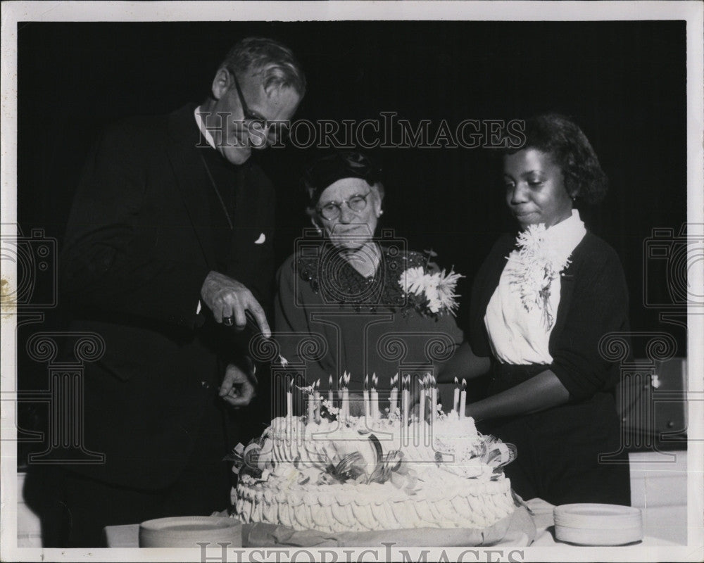 1957 Press Photo Bishop Anson Phelps Stokes, Jr., Mrs. Charlotte Spalding at 93 - Historic Images