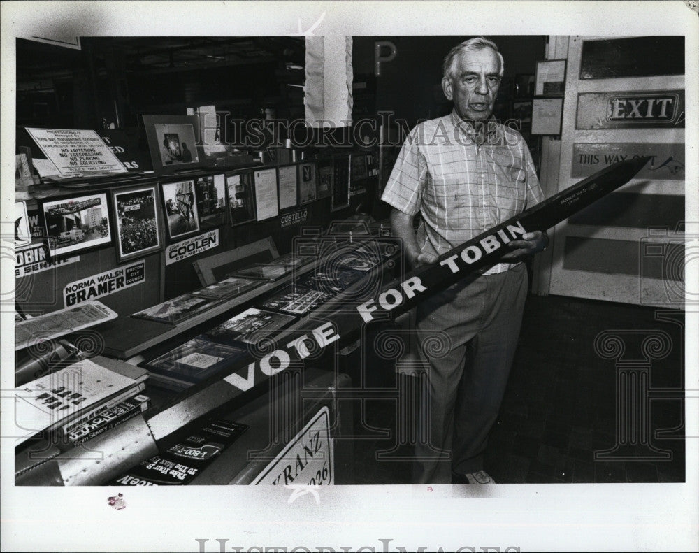 1993 Press Photo Sam Stone Sign Maker Since 1932 To Close Shop On Harrison Ave - Historic Images