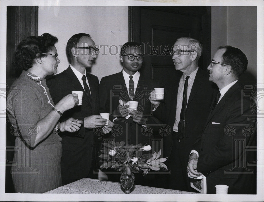 1964 Press Photo Olivia Stokes, Thomas Tamblyn, Brown John Seammon in Conference - Historic Images