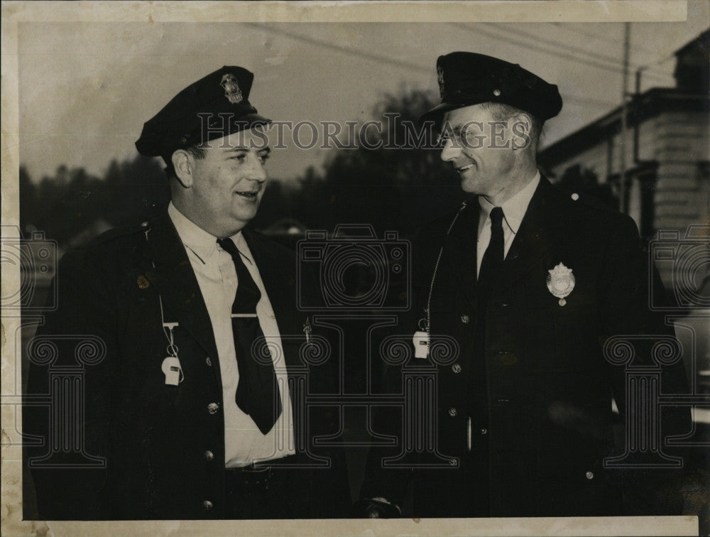 1954 Press Photo Patrolmen Sam Stephens and Cyril Gordon - Historic Images