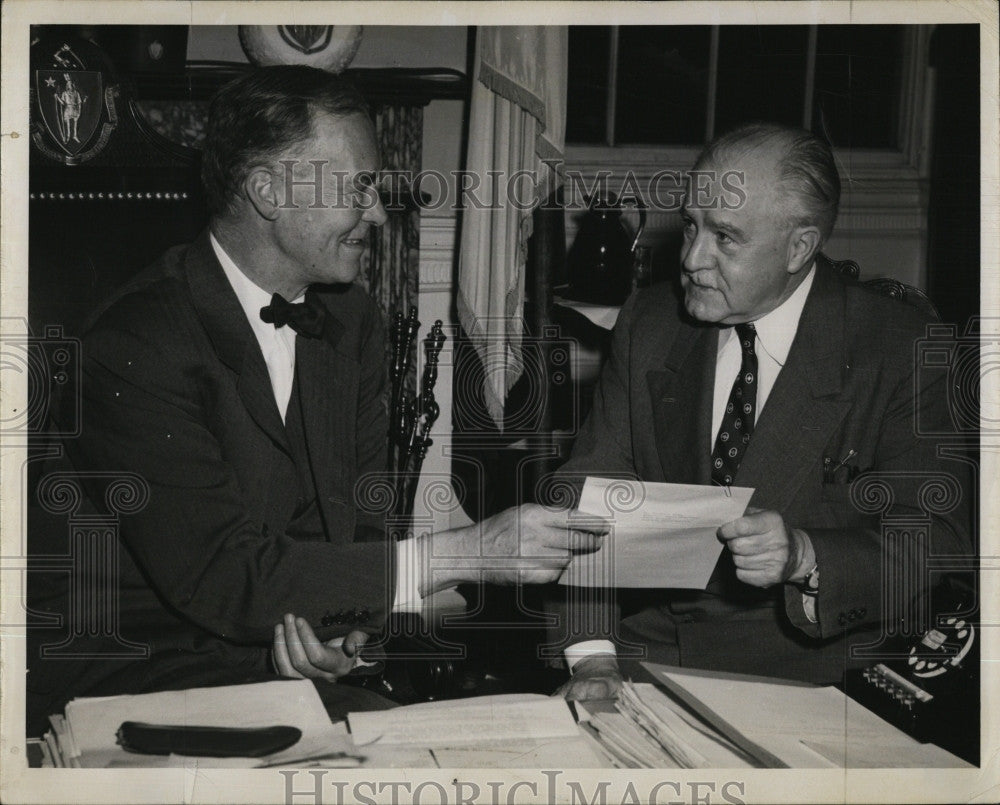 1955 Press Photo Dr. Thompson Stone and Gov. Christian Herter Meet in Boston - Historic Images