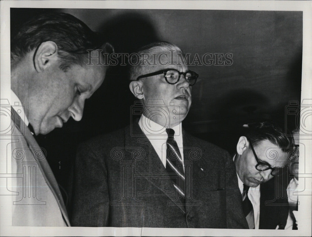 1954 Press Photo Army Secy Robert Stevens At Pentagon Denies Resigning Reports - Historic Images