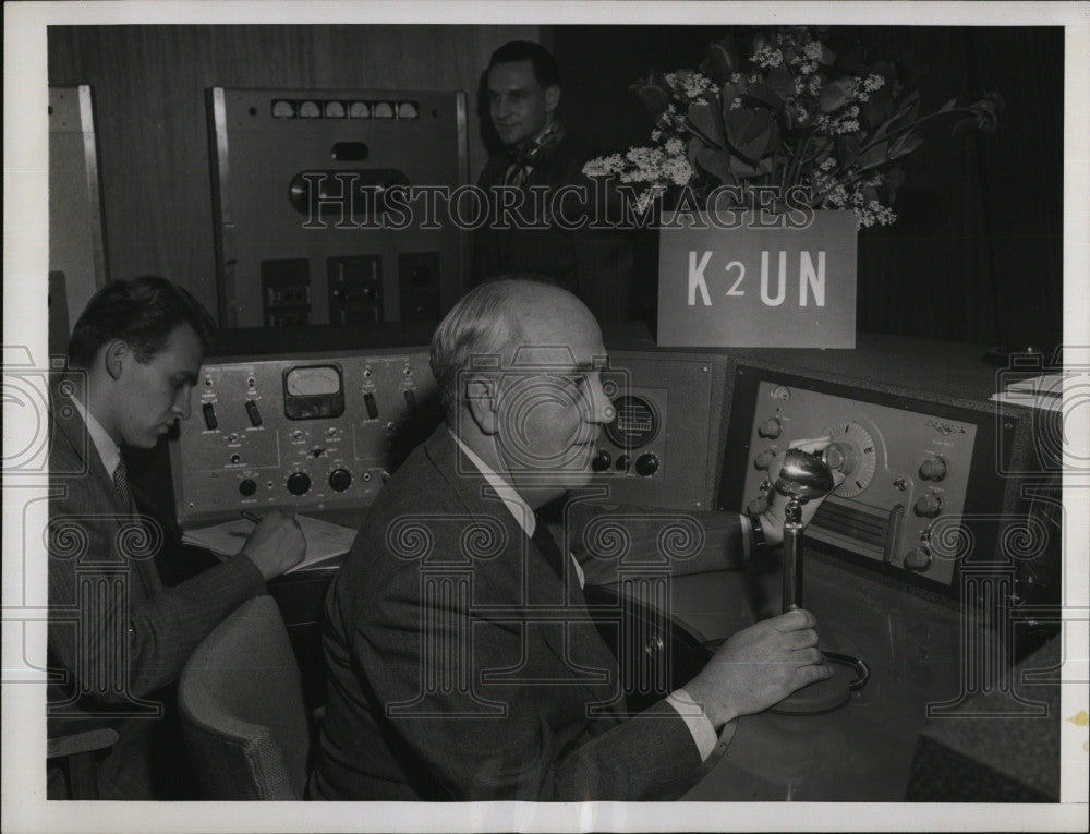 1948 Press Photo Frank Stoner Radio K2UN Goes On Air For 1st Time - Historic Images