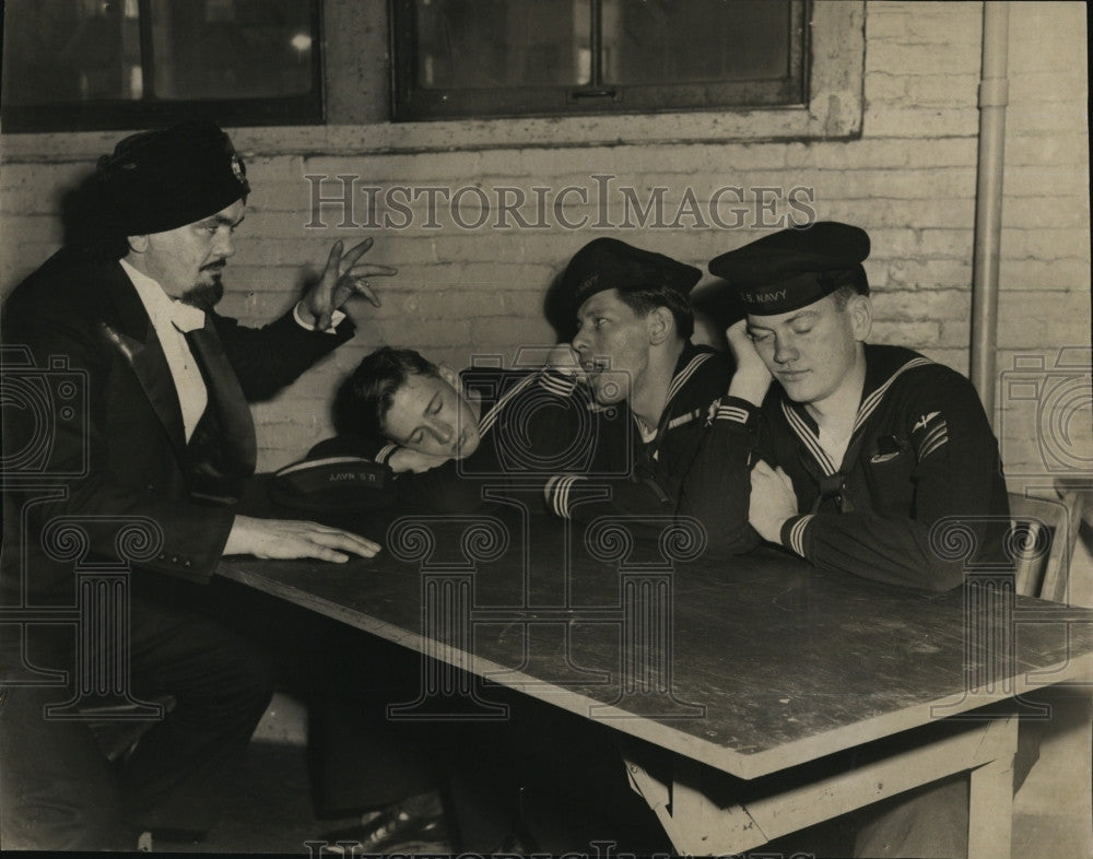 1950 Press Photo Prof Jean Stonehurst Hypnotizing AT Hobby And Invention Show - Historic Images