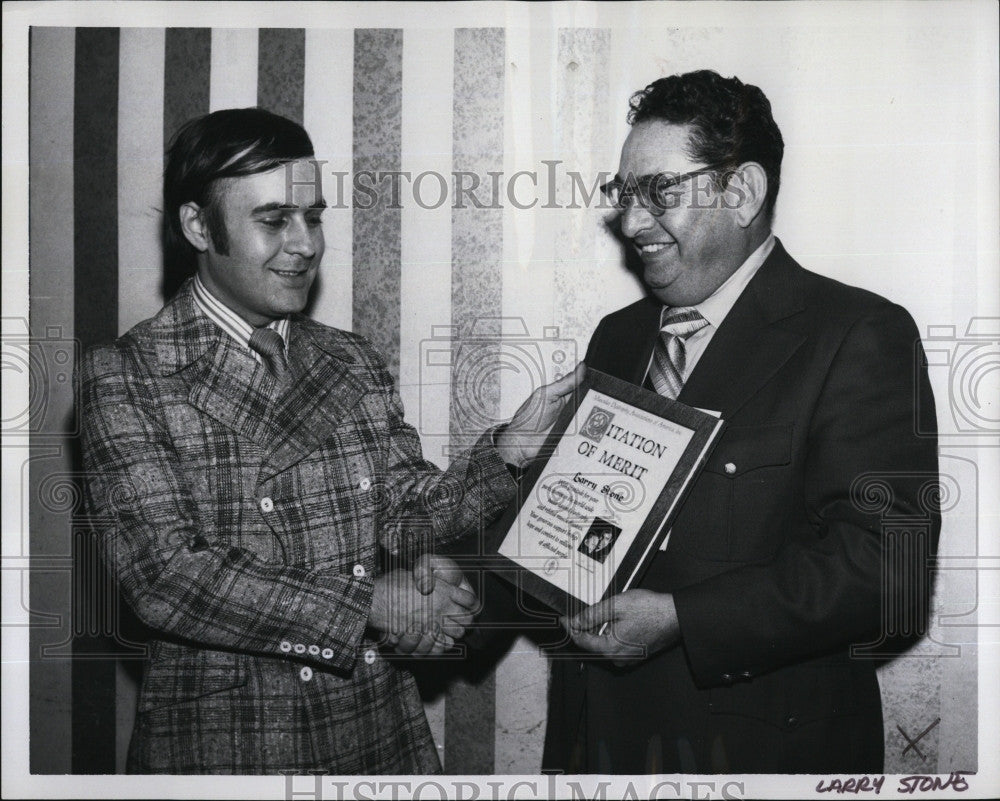 1971 Press Photo Larry Stone Receives Plaque From Lawrence Jannello - Historic Images
