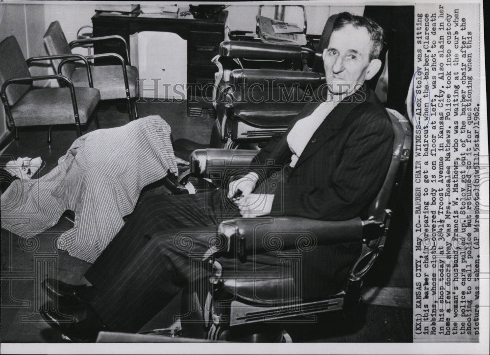 1962 Press Photo Alex Stolov at Barber Shop Where Barber Was Shot Dead - Historic Images