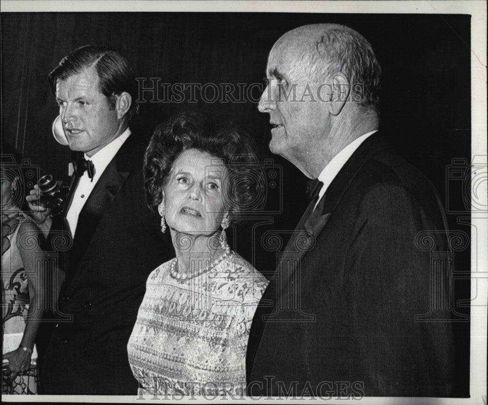 1971 Press Photo Roger Stevens With Edward Kennedy and Rose Kennedy - Historic Images