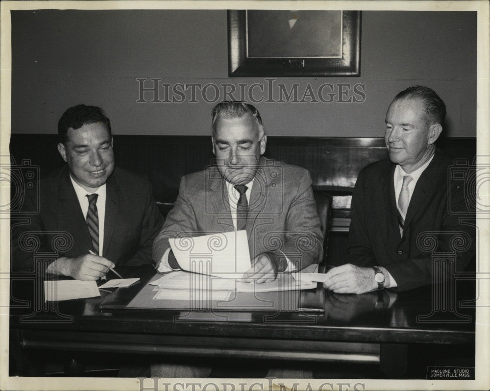 1961 Press Photo Chamber Exec. Sec. Thomas Russell, Kevin Stokes &amp; John Wiseman - Historic Images