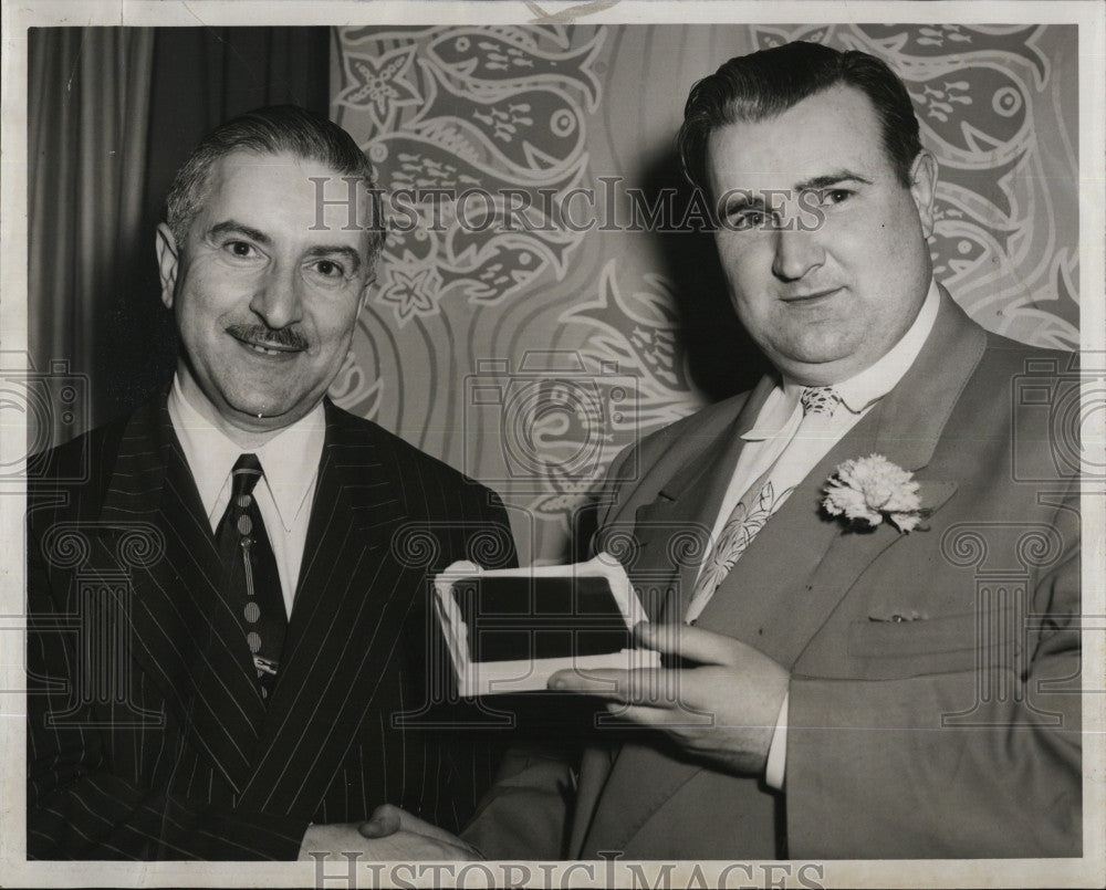 1952 Press Photo Dr. Ben Stolow Presented With Award From James O&#39;Meara at Hotel - Historic Images