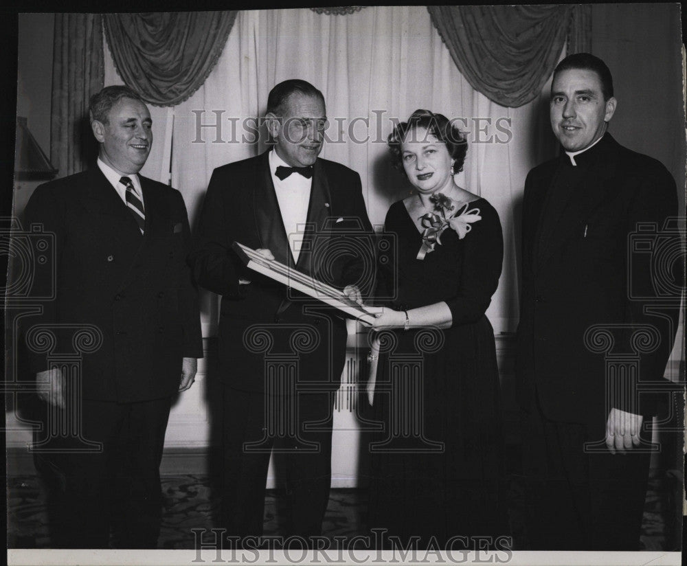 1952 Press Photo Mrs. Wise, Charles Latimer, of Kiddie Kamp Committee - Historic Images