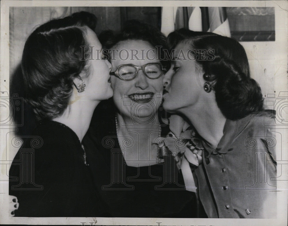 1948 Press Photo Exec. Asst. to the Atty. Gen., Mrs. Grace Stewart w/ daughters - Historic Images