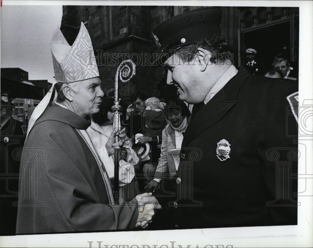 1986 Press Photo Gerard Leahy of Boston Fire Dept. talks with Cardinal Law - Historic Images