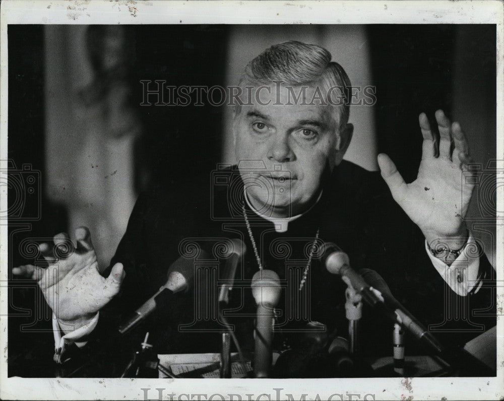 1984 Press Photo Archbishop Law Responding to Questions at Press Conference - Historic Images