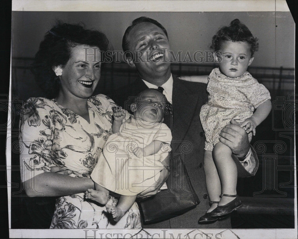 1947 Press Photo Tenor Christopher Lynch with his wife Dympene and Children. - Historic Images