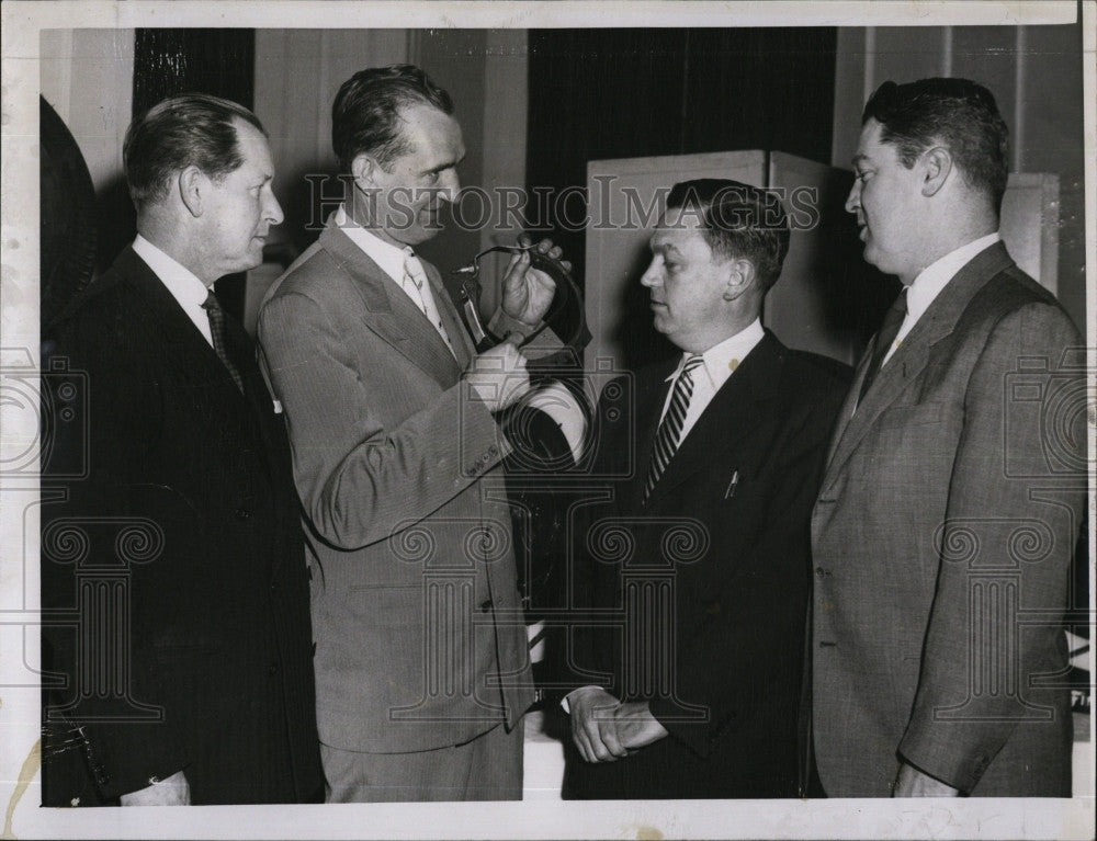 1953 Press Photo Henry L.Houst shown a Firestone  Supreme Tire to Robert Hollis. - Historic Images