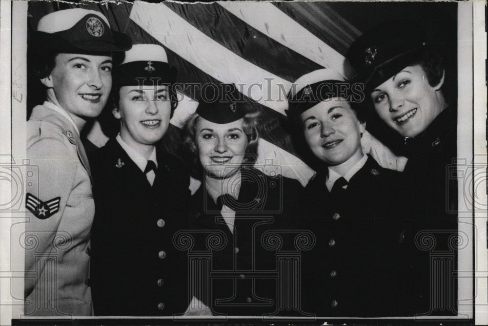 1960 Press Photo Armed Forces Day Queens pose behind America Flag. - Historic Images