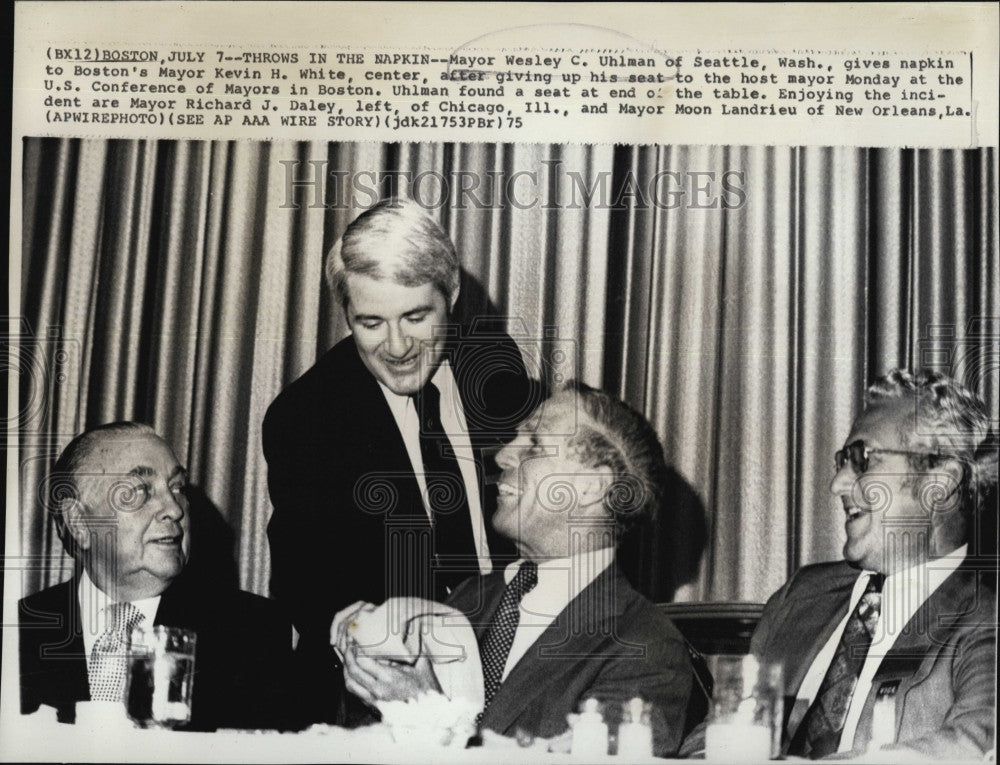 1975 Press Photo Mayor Welsey C. Uhlman, Mayor K. White, Mayor Daley - Historic Images