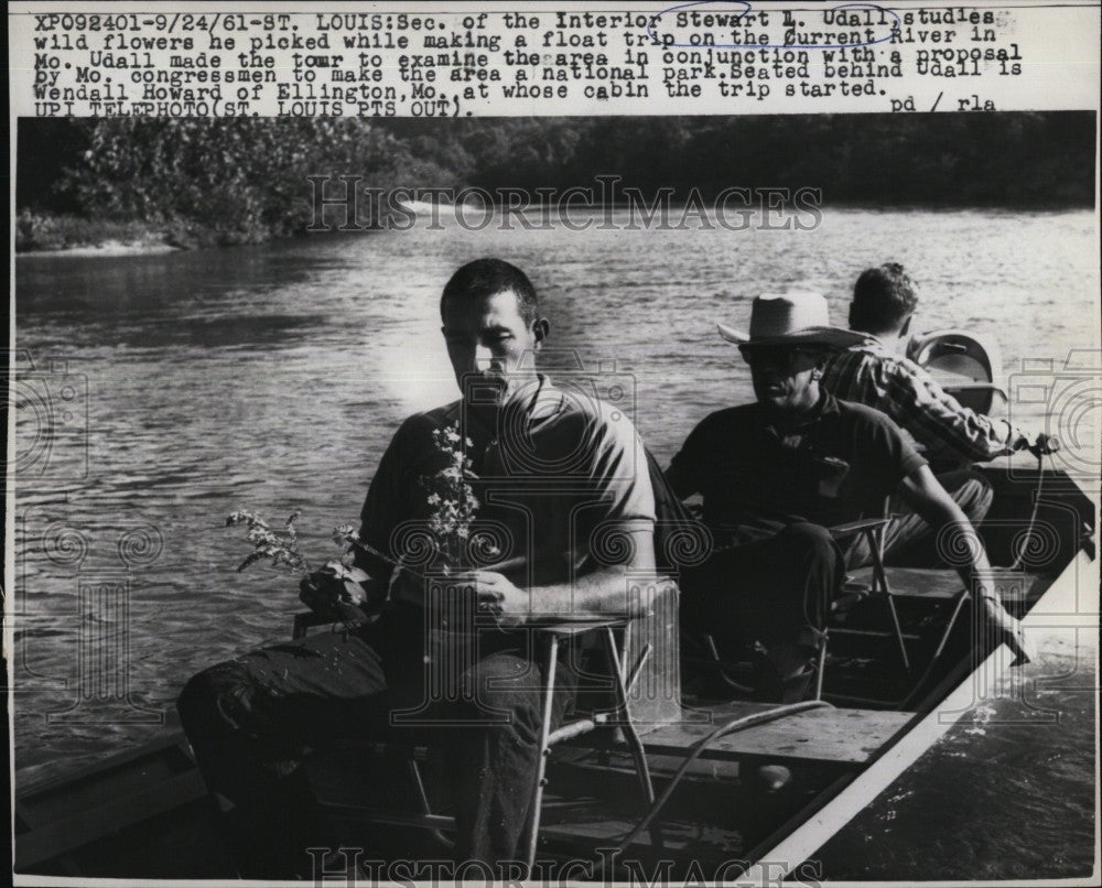 1961 Press Photo Sec. of the Interior Stewart Udall on a float trip - Historic Images