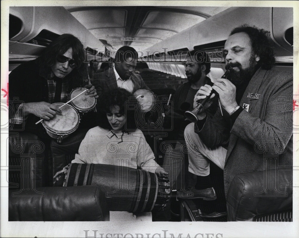 1986 Press Photo Joesph Celli &amp; Urban Glut Rehearsing on Plane - Historic Images