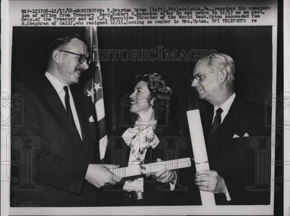 1958 Press Photo T Graydon Upton Sworn in by Treasury Secretary Robert Andersob - Historic Images