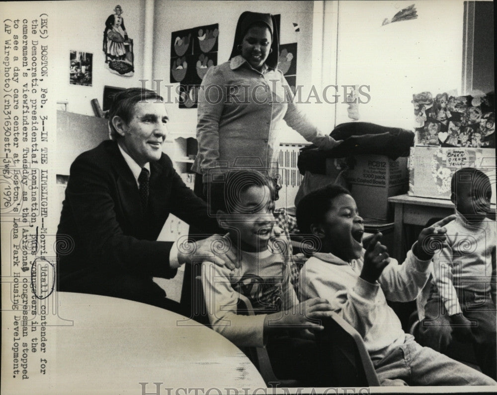 1976 Press Photo Morris Udall at a day care center in Boston - Historic Images