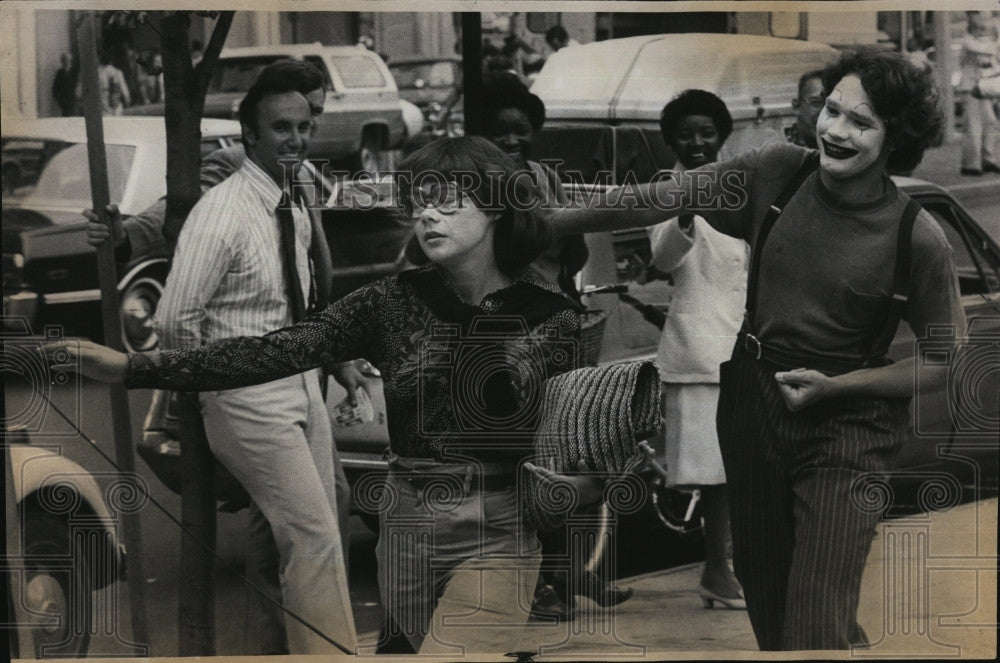 1976 Press Photo Boston Mime Actor Tom Ukinski Copy Cat Capers - Historic Images