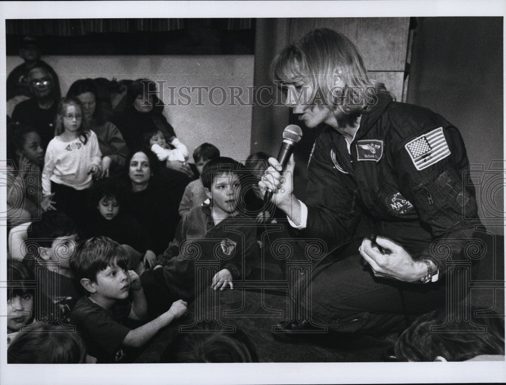 1998 Press Photo Astronaut Susan Still at Cambridge Public Library - Historic Images