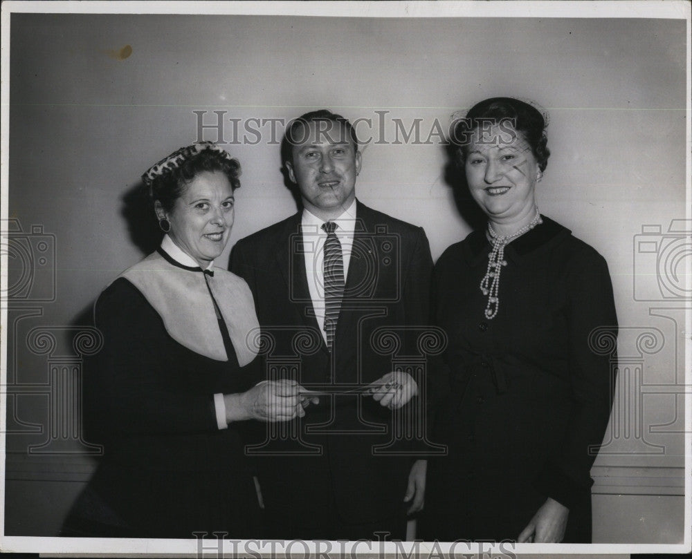 1955 Press Photo Boston Association Retarded Children Mrs. Anthony Taurasi - Historic Images