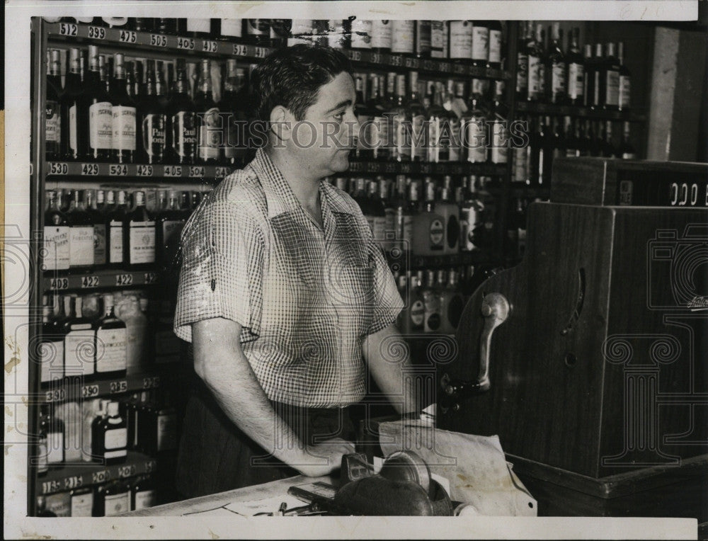 1953 Press Photo Edward Tazner, held up at Harren Liquors Inc. - Historic Images