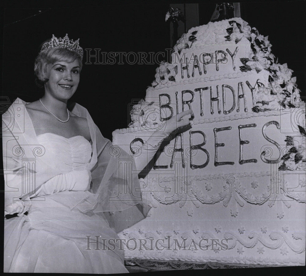 Press Photo Loretta Tanzella crowned Mm Seabee Queen - Historic Images