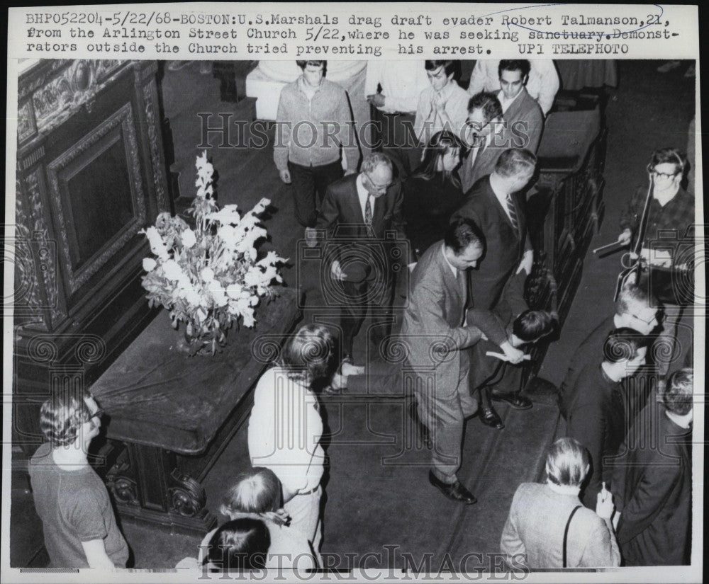 1968 Press Photo US marshals drag draft evader Robert Talmanson - Historic Images