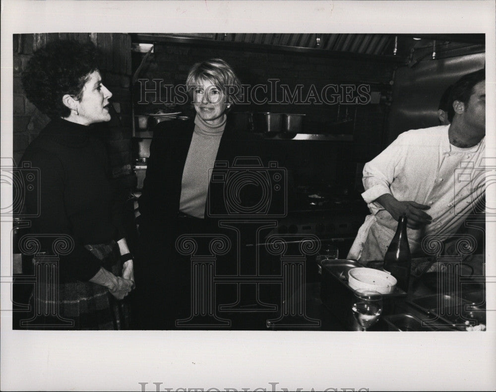 1991 Press Photo Martha Stewart at Olives Restaurant with Owner Olivia English - Historic Images