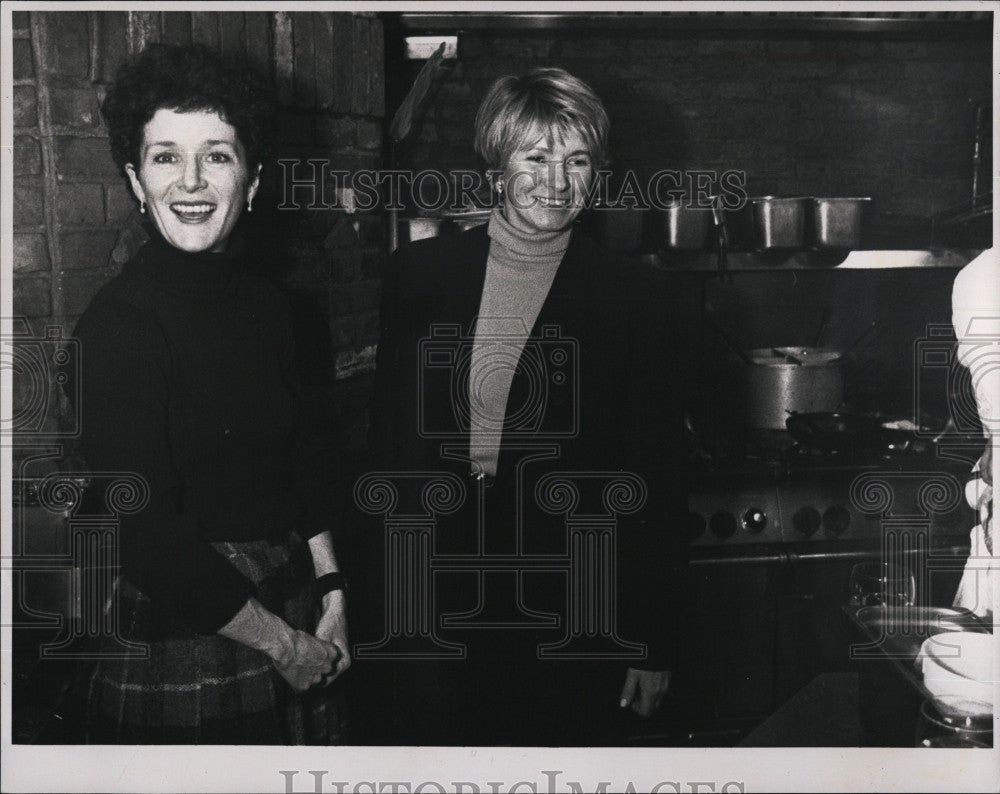 1995 Press Photo Martha Stewart with Olivia English at Olives Restaurant - Historic Images