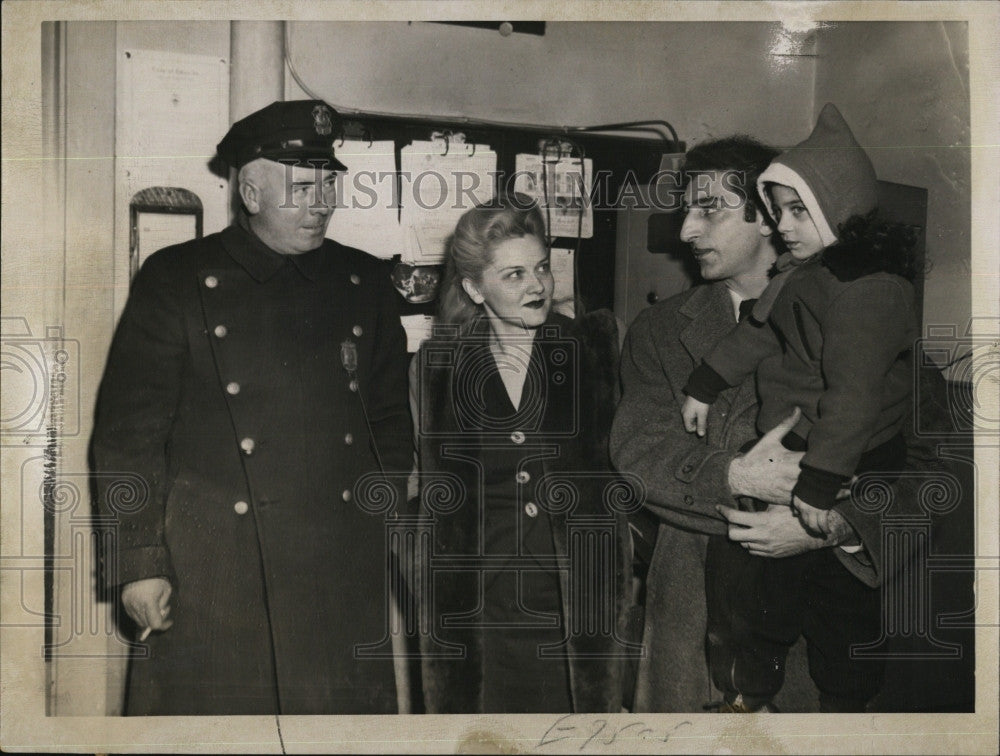 1947 Press Photo Police Wm Stewart &amp; Mr &amp; Mrs Michael Sarkassian and child - Historic Images