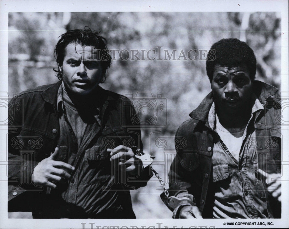 1985 Press Photo Actors Robert Urich &amp; Carl Weathers in a movie - Historic Images