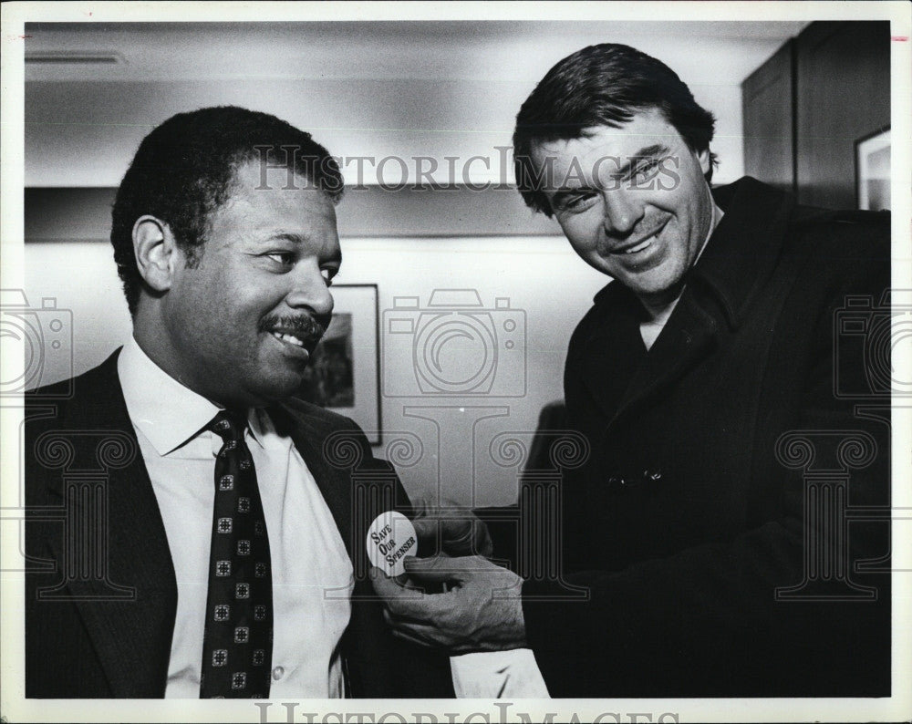 1987 Press Photo Actor Robert Urich pins City Council Pres. Bruce Bolliin. - Historic Images