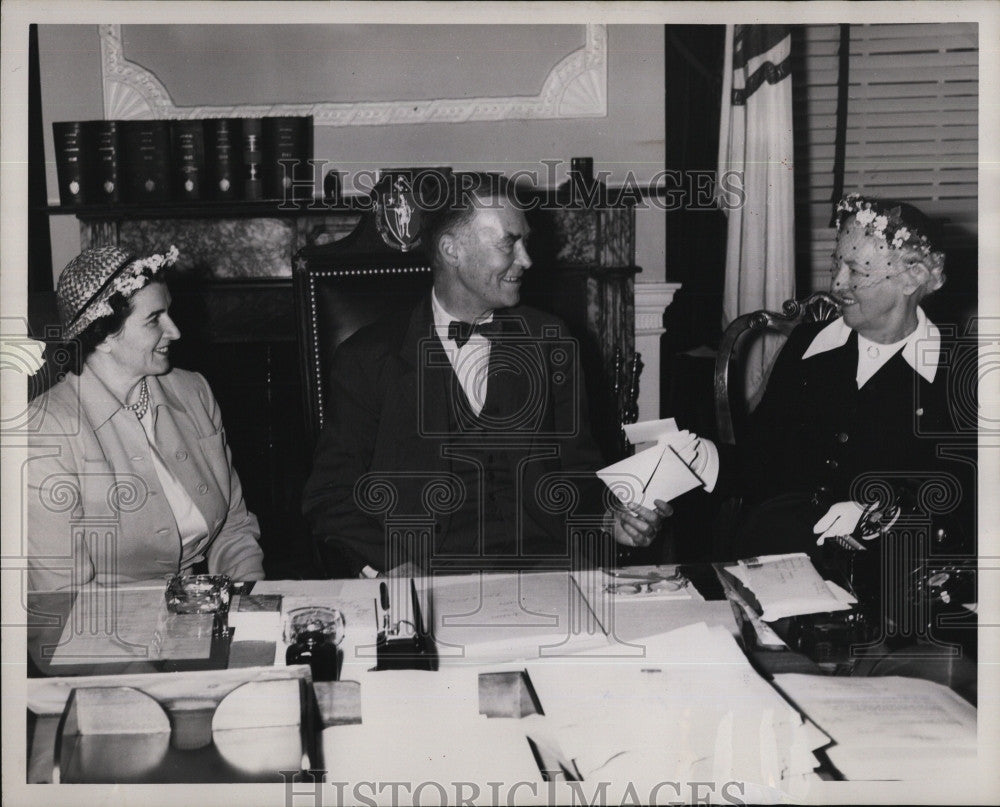 1953 Press Photo Mass Gov Christian Herter , Mrs JS Stillman,Mrs TC Chase - Historic Images