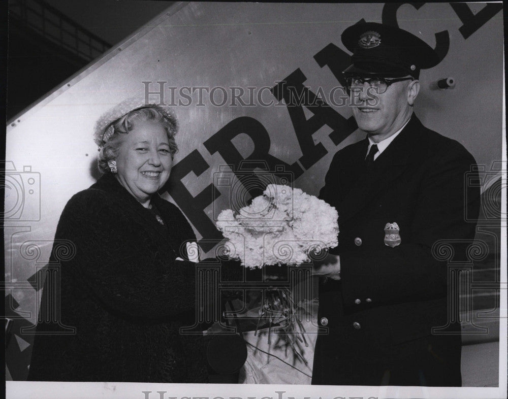 1956 Press Photo Mrs William J. Talcoff &amp; Alfred A Crandall with carnations - Historic Images